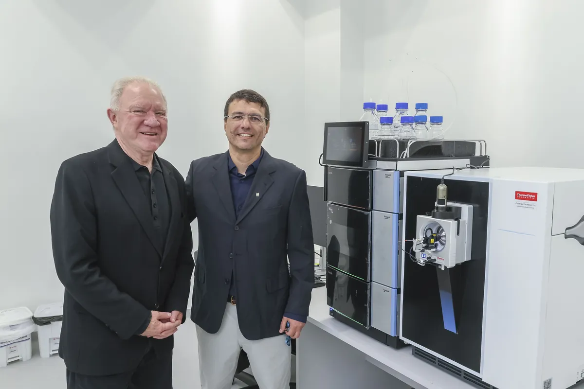 Pesquisadores ao lado do espectrômetro de massas Orbitrap Excedion Pro no Centro Analítico Araucária, Fiocruz Paraná