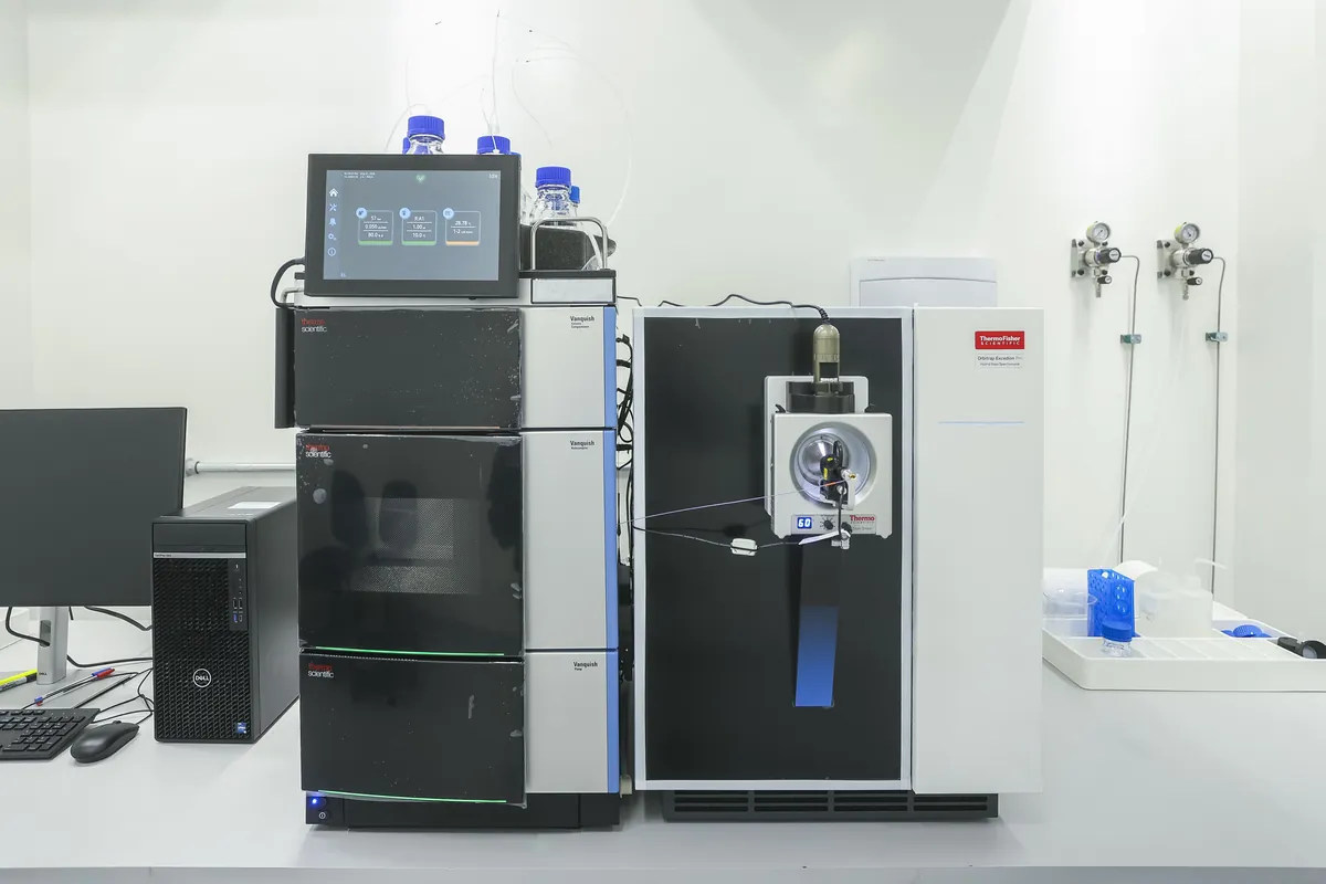 Espectrômetro de massas Orbitrap Excedion Pro acoplado ao cromatógrafo Vanquish Neo no Centro Analítico Araucária