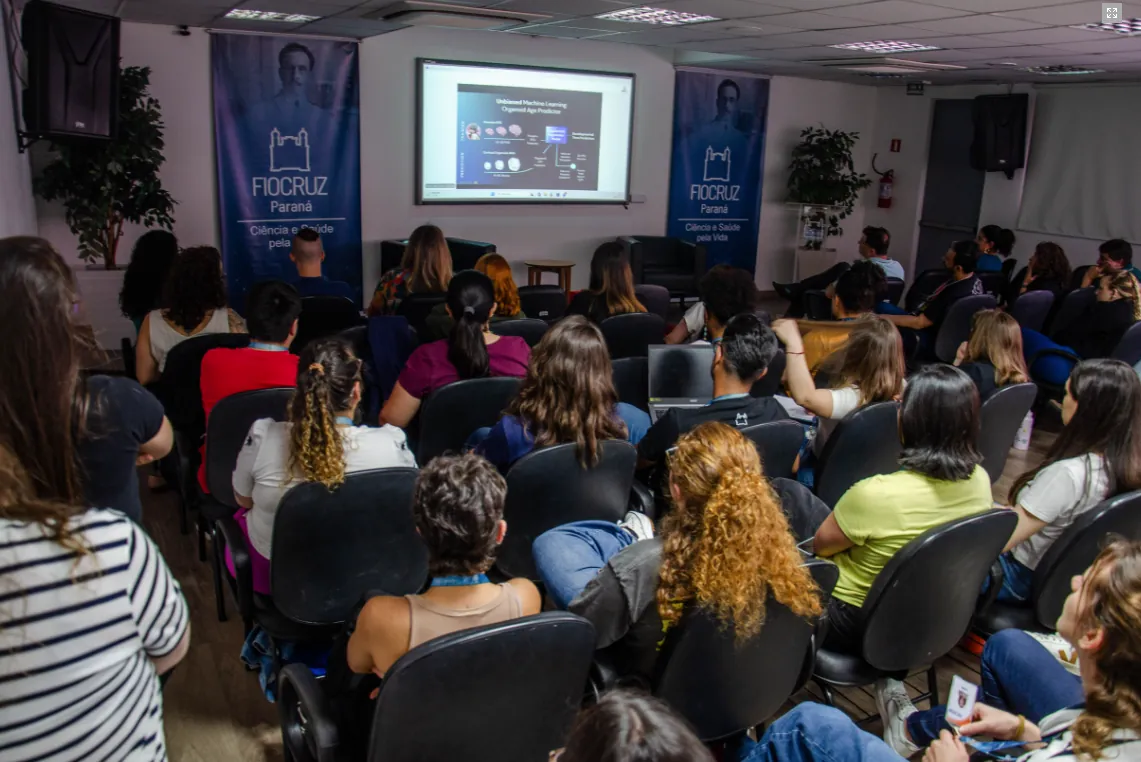 Auditório do Instituto Carlos Chagas lotado durante uma palestra do curso Tópicos em Proteômica