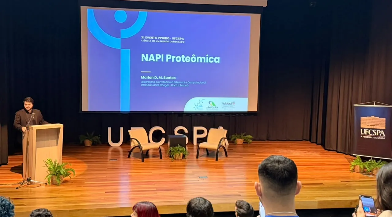 Marlon Dias apresenta o NAPI Proteômica no palco do XI Encontro do PPG Biociências da UFCSPA